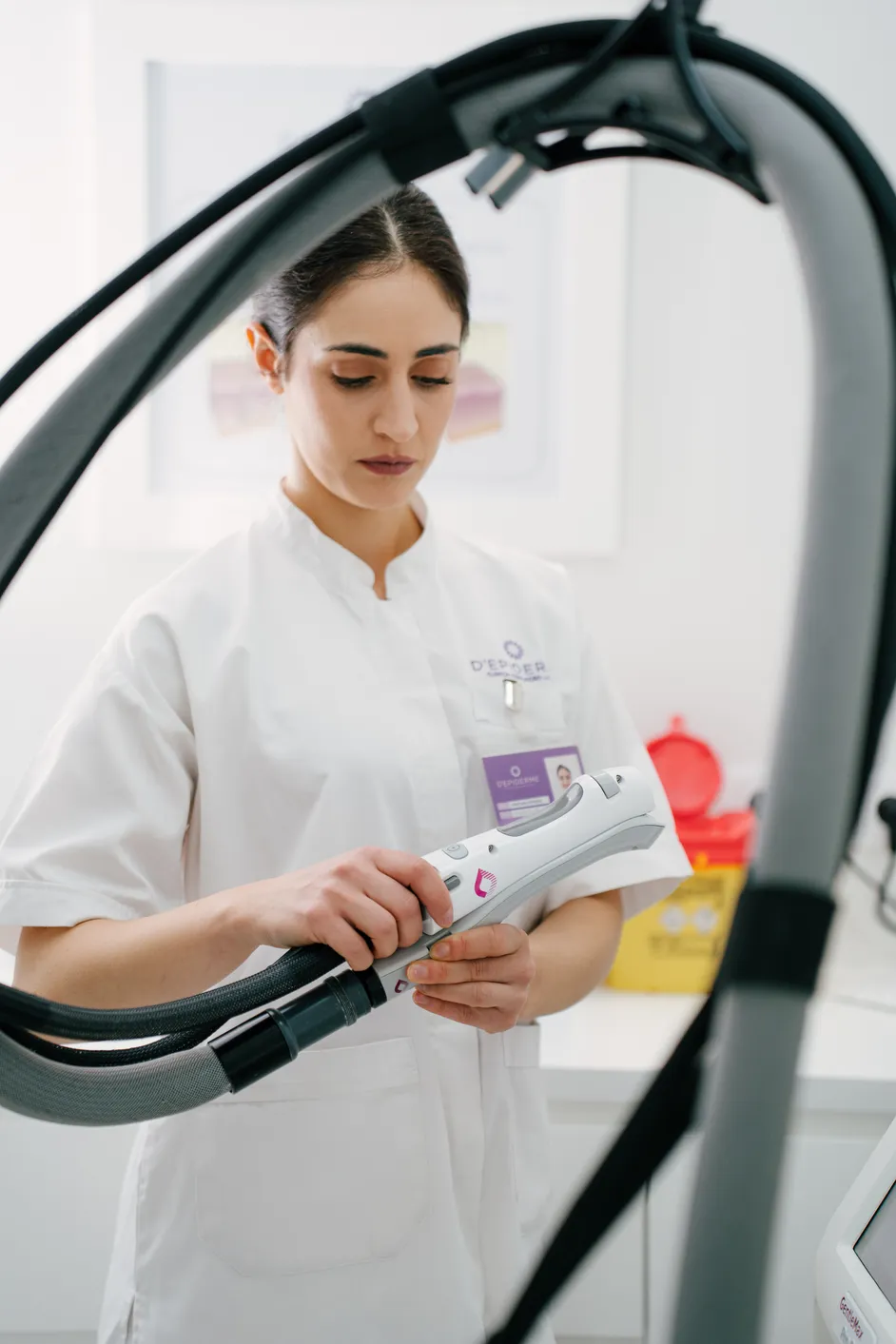 Profissional da Depiderme a preparar a peça de mão do laser