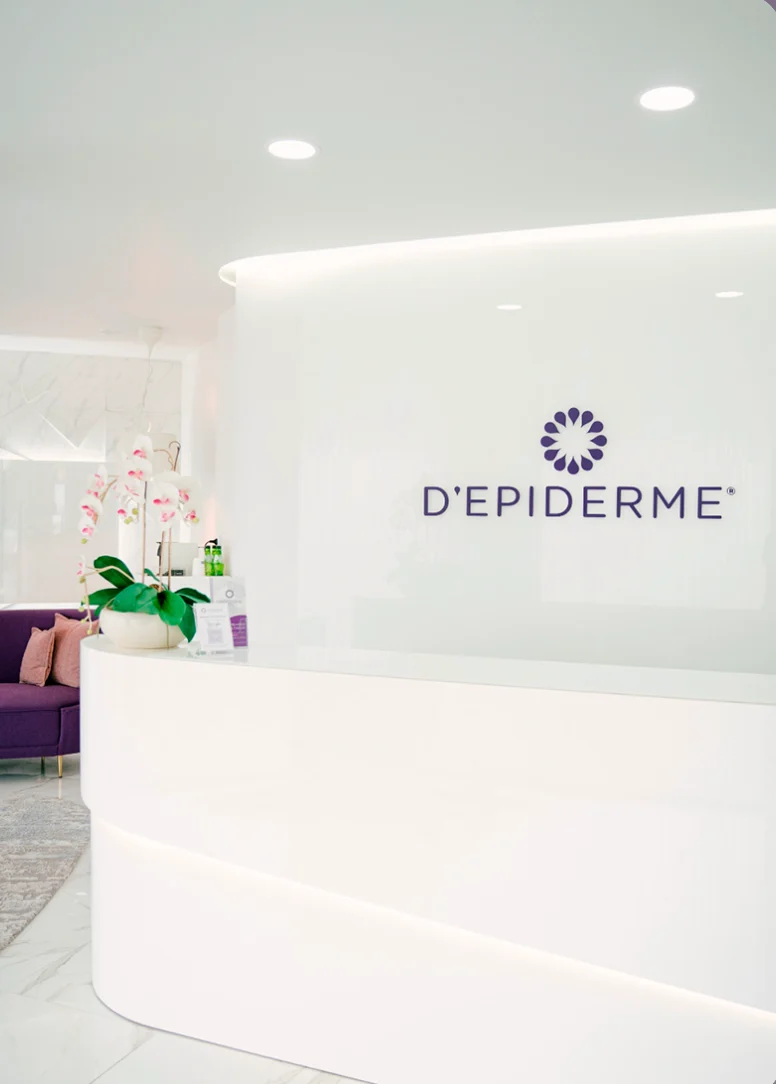Receção de uma clínica Depiderme com o logótipo na parede