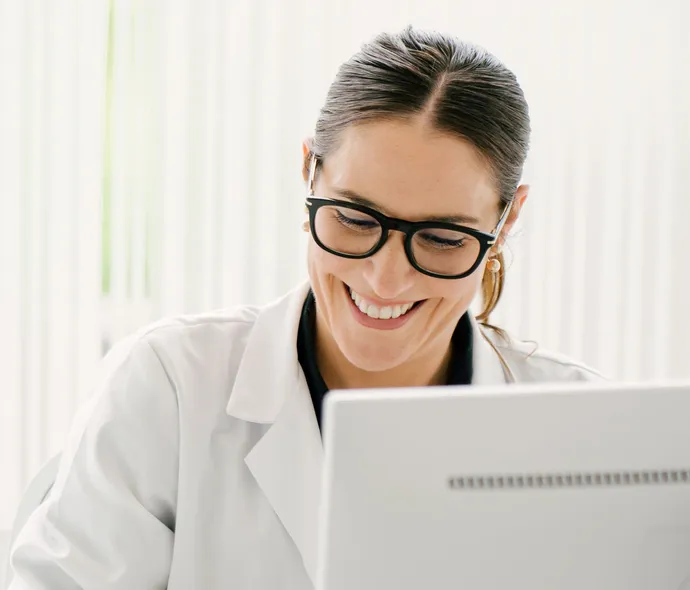 Profissional da Depiderme a analisar a ficha de uma cliente