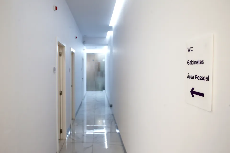 Corredor dos gabinetes da clínica Depiderme em Porto