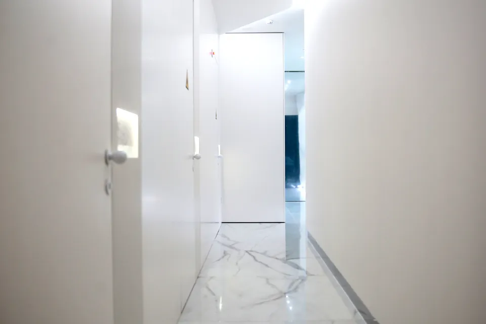 Corredor dos gabinetes da clínica Depiderme em Viseu