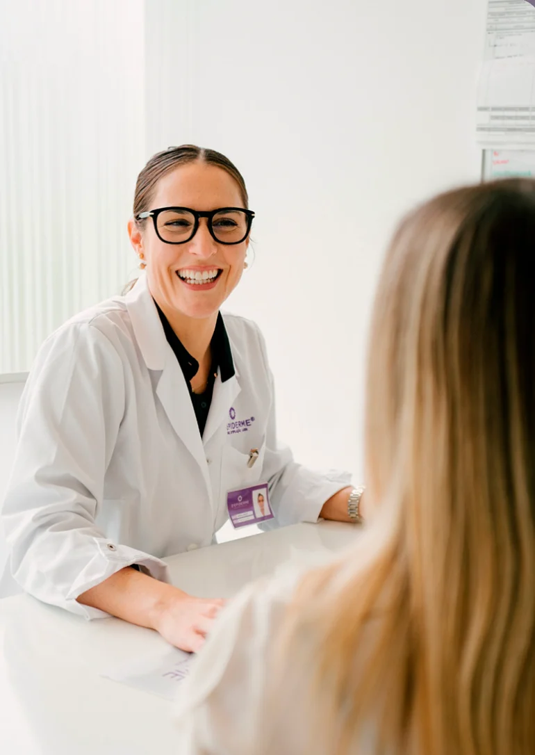 Profissional de saúde da Depiderme a sorrir durante uma consulta